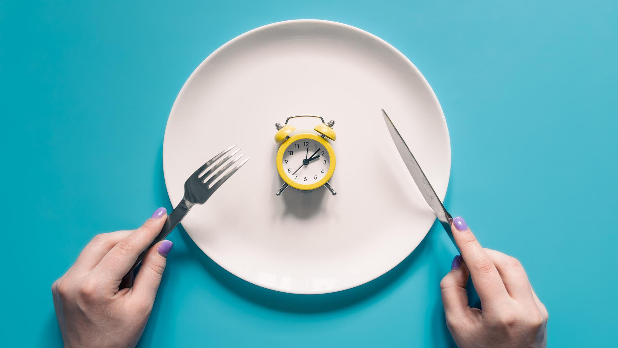 clock-on-empty-plate-showing-the-concept-of-intermittent-fasting