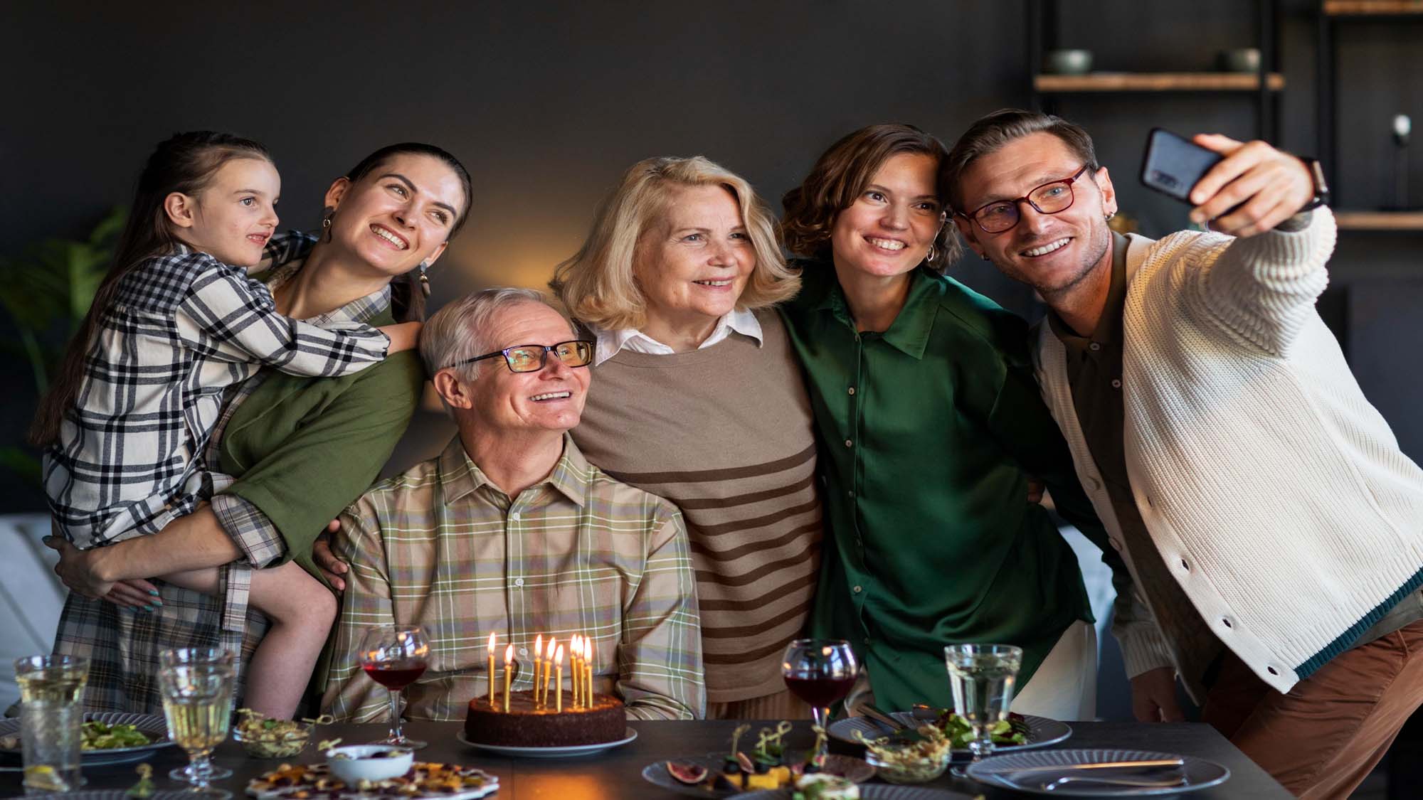 large-family-meeting-for-dinner